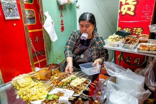香港人都要过关来吃的肥姨串串，开了15年，生意比m记还要好……