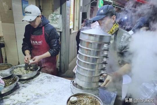 重庆一家晚上才开始营业的包子铺，只卖两种包子，却天天生意爆棚