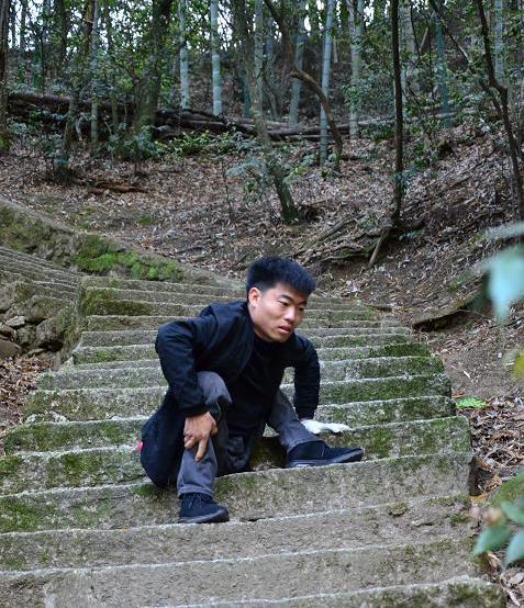 河南蹲着走路的大学生被授予学位证将考取医学专业硕士