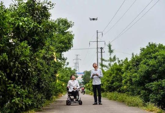 90后残疾小伙卖水果，父母卖房支持其创业，电商时代，人人平等