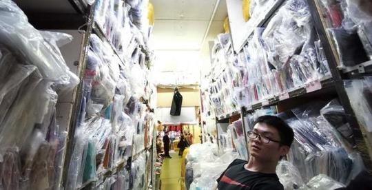 中国人在俄罗斯开店做生意，娶莫斯科女孩
