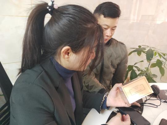 90后美女上门裸嫁脑瘫小伙，陪他创业累到流产2次：他比健全人强