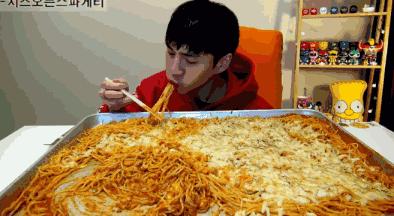 睡前吃什么美食好看（两岁半宝宝喜欢吃手）