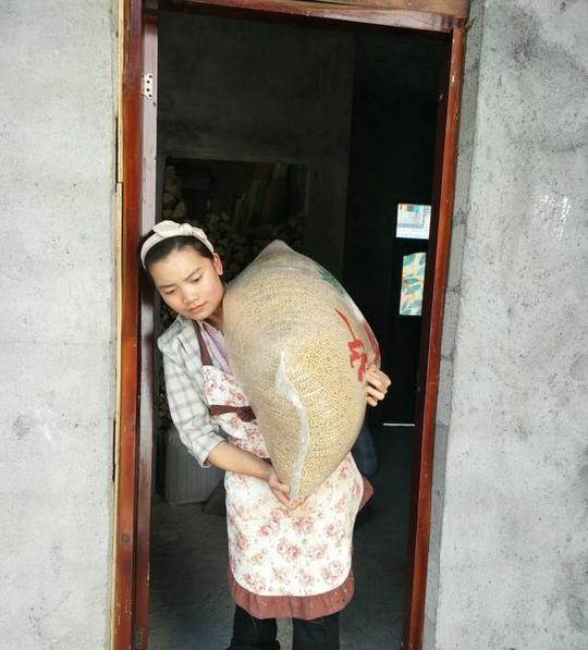 24岁贵州女孩自主创业卖“小豆腐”，每天工作18小时月入万元
