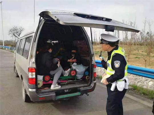 私家车拉货去摆地摊会被罚？交警：记住这3点，谁也不拦你赚钱