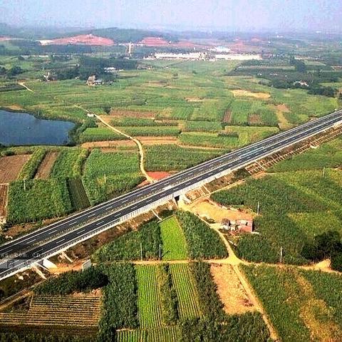 吴圩是南宁市哪个方向