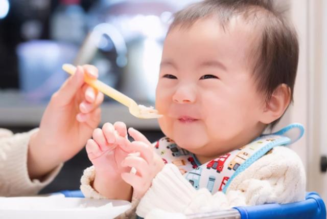 孩子添加辅食的阶段是什么样的