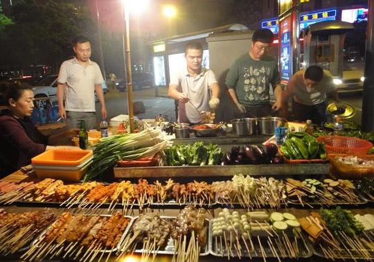 消失7年的地摊文化回来了，曾经的路边夜宵摊，你还会去吗？