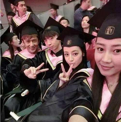 “盘点那些当红明星的毕业照”，张一山搞怪pose太搞笑……