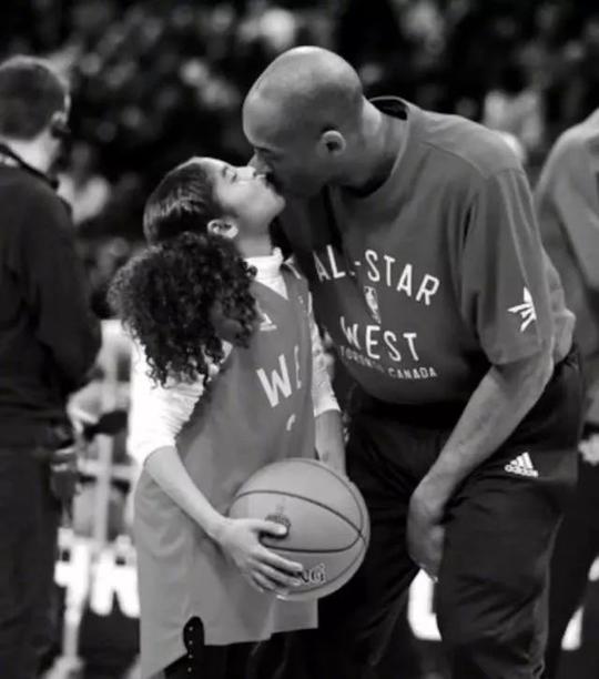 缅怀科比，致敬黑曼巴精神，众人请愿将nbalogo换成kobe