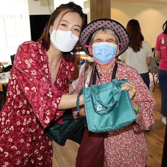 大刘甘比12岁女儿脱颖而出，长子却坐渔船吃汤粉，自视普通人