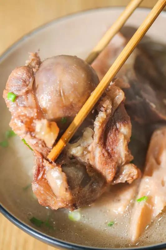 弯弯是什么美食（中国游客在日本彻夜不眠排队买海鲜）