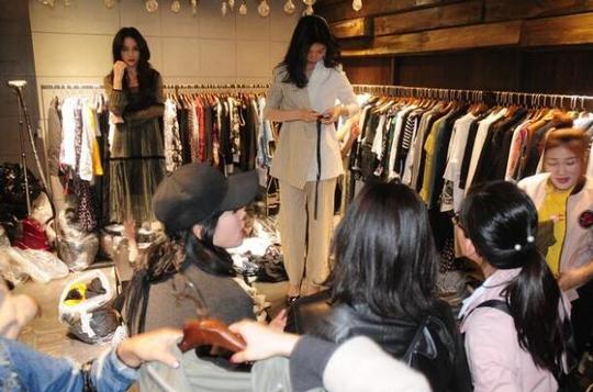 90后美女开服装店，衣服免费送，还能年赚100万，看懂了你也可以