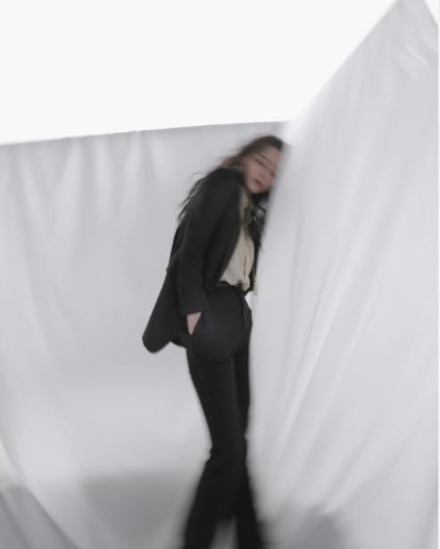 欧阳娜娜气场成功a出圈，黑色西装剪裁出众的，百万摄影师很会拍