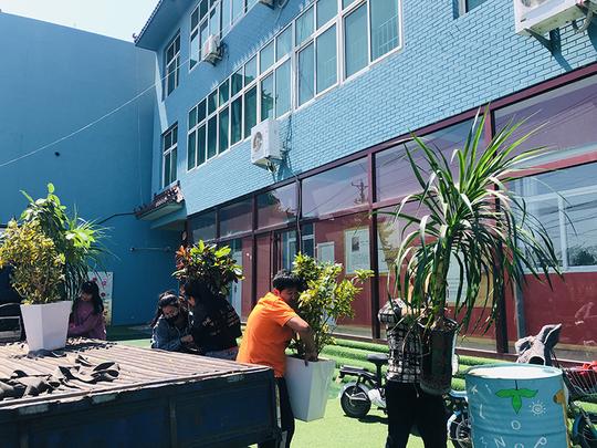 幼儿园难复工卖烧烤自救生意火爆园长却开始纠结了