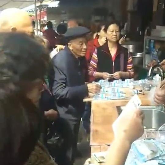 别小瞧了摆地摊，个人分享地摊创业赚钱的技巧你不一定知道