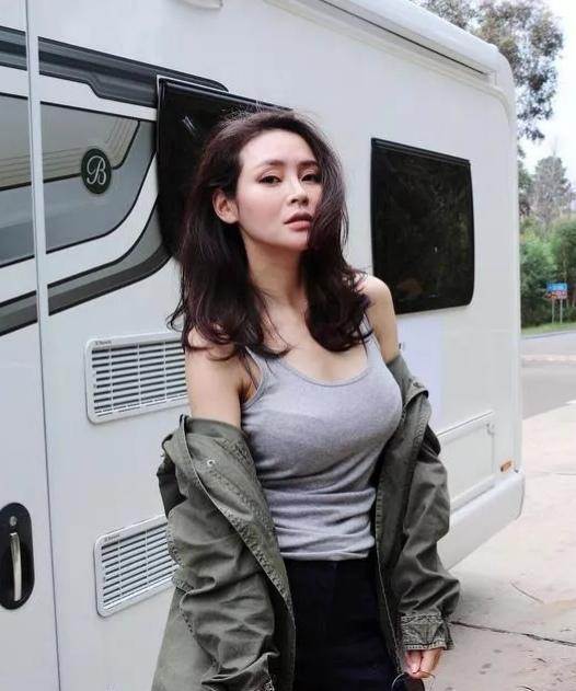 37岁于明加就是“辣”，穿背心出门凹造型，配上墨镜有女特工气场