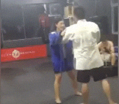 搞笑gif有趣动图：小姐姐你别哭啊跳马摔倒很正常的