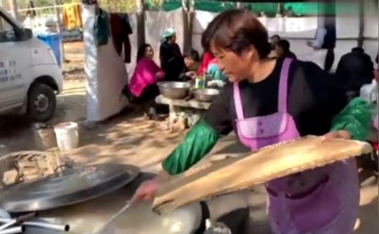 农村赶集大碗馄饨每天能卖800碗，为啥能卖这么火？
