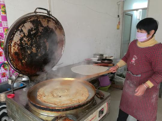 河南农村小夫妻集市摆摊卖早餐称月入万元不轻松
