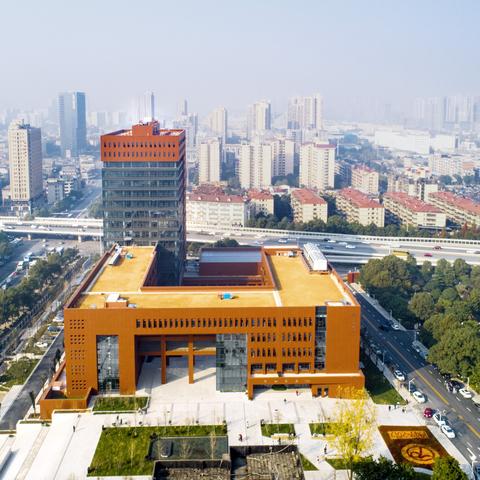 长沙位于湖南什么位置？