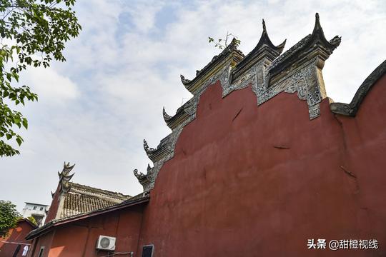 内江城里化龙山有个始建于唐的寺庙，是内江古八景龙山挹秀之地