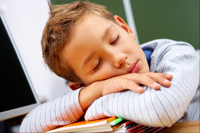 近八成中小学生睡眠不达标是怎么回事