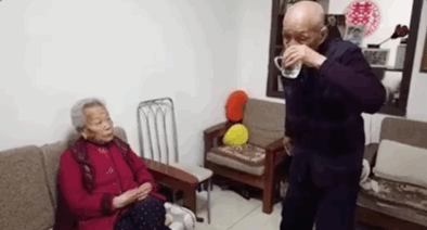 抖音百岁吃货奶奶获赞4800万：喝可乐吃烧烤，无辣不欢爱火锅