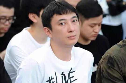 王思聪成都度假！花上千元托运豪车，酒吧消费16万竟被称节约