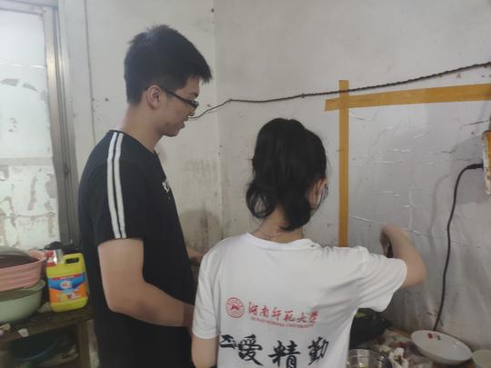 创业职场协会暑期实践团开展厨艺教学活动