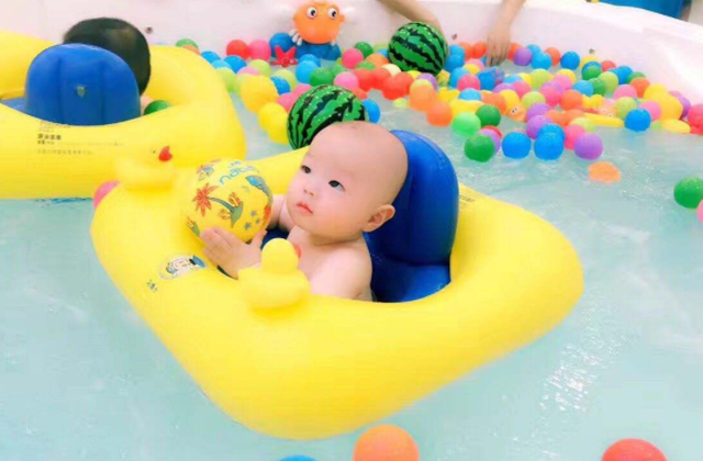 宝宝多大可以游泳