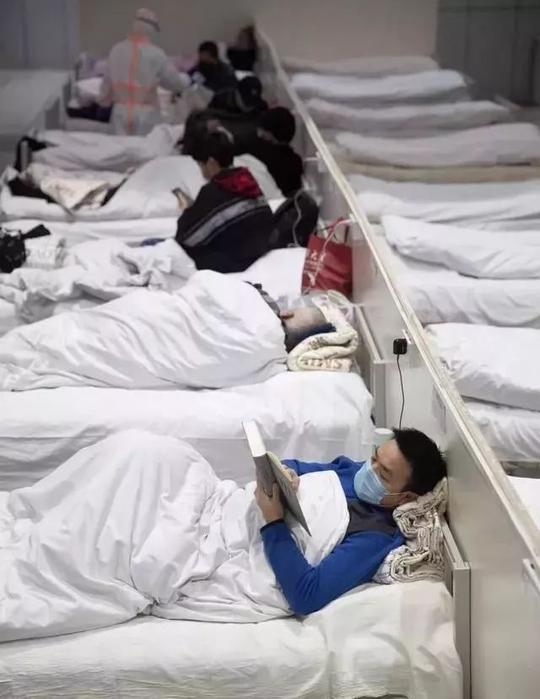 钟南山弟子兼职做“主播”！方舱医院的这些画面，笑着笑着就哭了