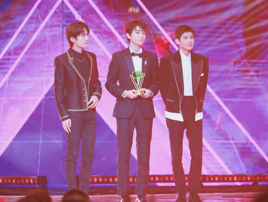 tfboys罕见合体登台，同是黑西装上演绅士诱惑，网友：最好的青春