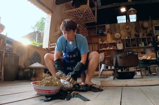 黄磊做菜翻车，叫花鸡烤得没法吃，何炅维嘉的反应太暖心