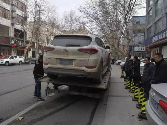 荆门长宁大道，一辆白色suv前车窗贴满罚单！网友：太任性了！
