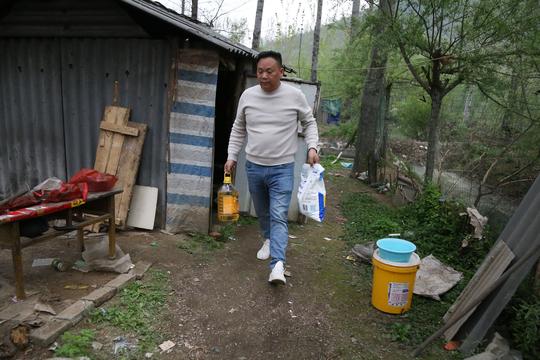 儿子去世后欠下12万外债，7旬夫妇隐居荒岛创业，8年还清欠款