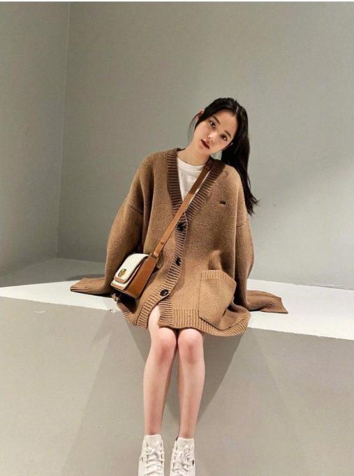 是心动啊！糟糕这些颜色躲不掉，女明星们的甜系穿搭太招人喜欢了