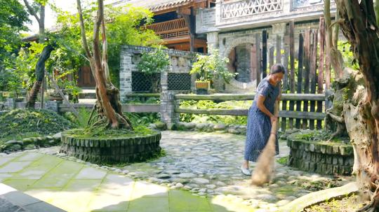 他拥有30亩林地，自己建了400平古宅，把生活过得像诗一样美丽