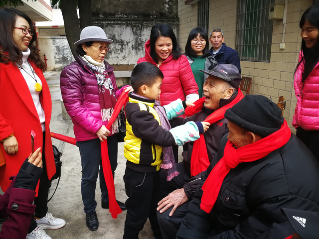 孩子是自己带还是老人带