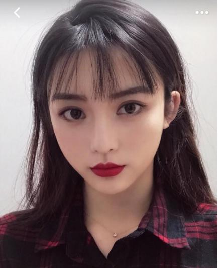 阿玛尼“红管唇釉”试色：“红苹果”冷门？黄皮最爱“正红色”！