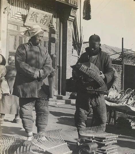 100年前的各种地摊，只要摆摊的地方人流量足够大，就不愁没生意