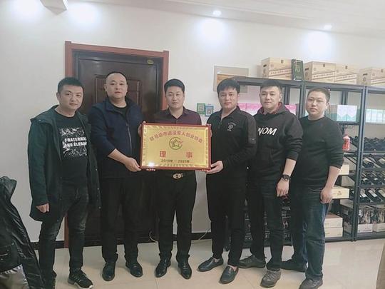 驻马店市退役军人创业协会秘书长陈润东一行为新入会企业单位授牌