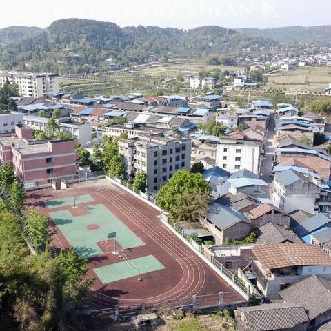 离重庆最近小镇是哪个