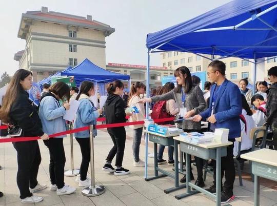 搭建服务平台破解“就业难”——2019年白鹿原大学城就业创业校园行系列活动首场大型招聘会成功举办