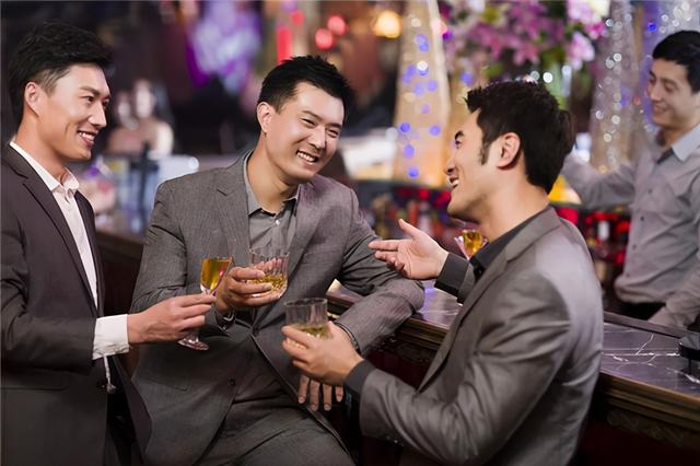 普通员工如何给其公司领导敬酒