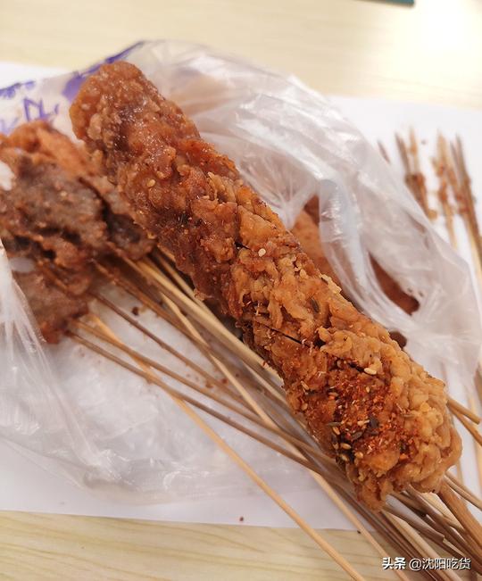 甜酱、辣酱、香辣酱、干料，按这个顺序刷出来的炸串，神仙味道