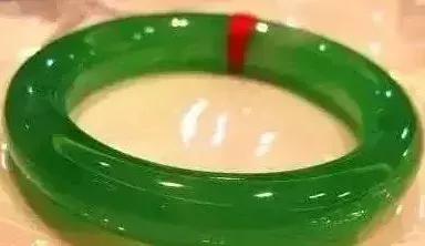 揭秘翡翠手镯：价值之源与选购技巧