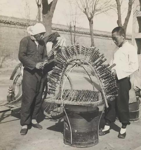 100年前的各种地摊，只要摆摊的地方人流量足够大，就不愁没生意