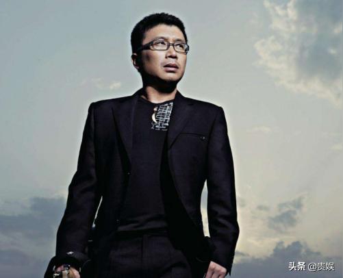 当过工人和电工，凭《两只蝴蝶》一夜爆红，今成教授让人欣慰