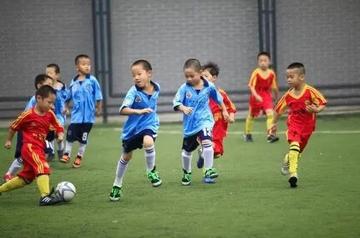 男孩怎么从小培养足球